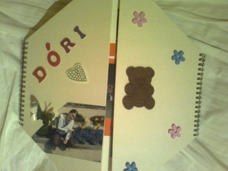 Drága barátaimtól kaptam ezt a fényképalbumot, telis tele vicces képekkel és emlékekkel, nagyon köszönöm nekik!