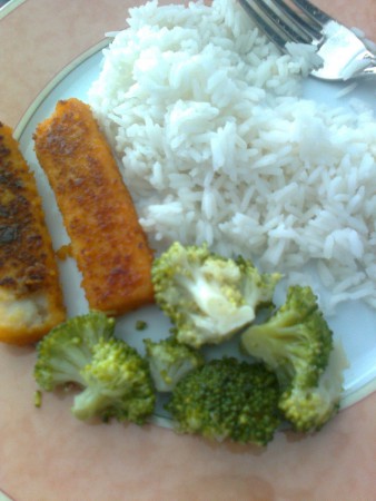 Fischstäbchen mit Reis und Brokkoli